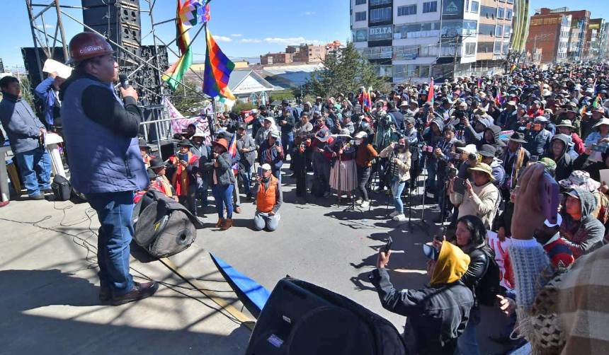 Cabildo de sectores en El Alto rechaza ir al diálogo y ratifica pedido de renuncia de Paz