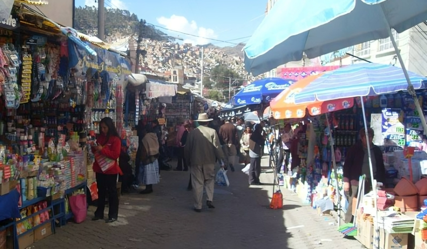 “Todo está caro”: Suben los precios de artículos de limpieza y pañales en La Paz, reportan compradores