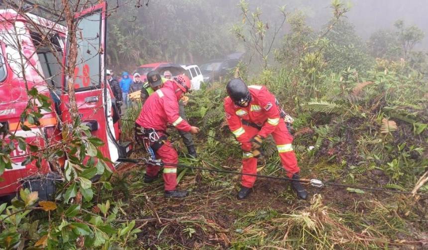 Dos muertos y tres heridos tras la caída de una vagoneta en la ruta a los Yungas, reporta la Policía 