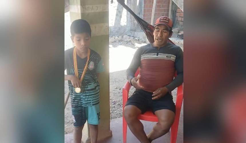Niño corre con chinelas y le gana a sus compañeros que estaban con zapatillas