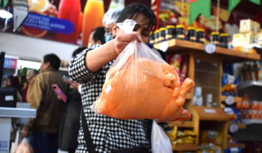 Emapa anuncia venta de carne de pollo a Bs 18 el kilo; EEUU paga el combustible del avión