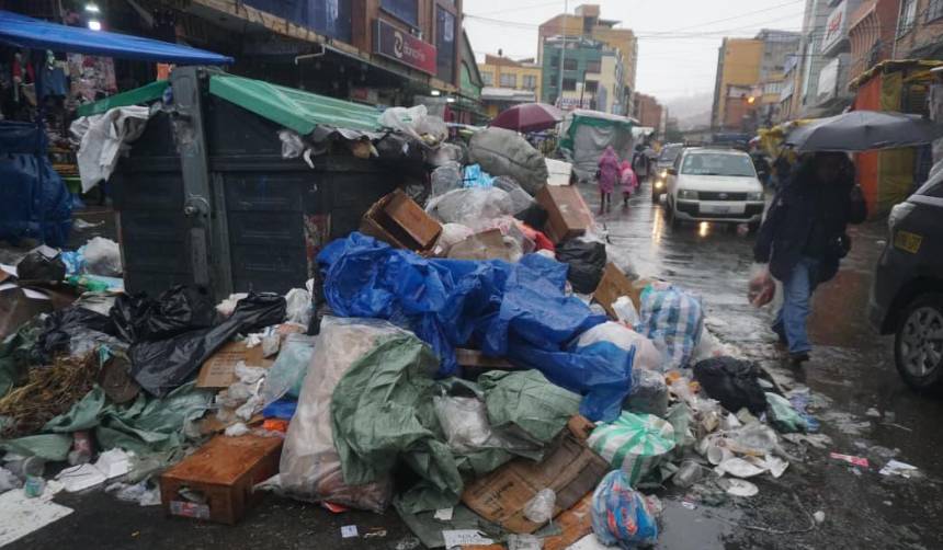 Defensoría presenta acción popular para exigir el recojo de basura acumulada en La Paz