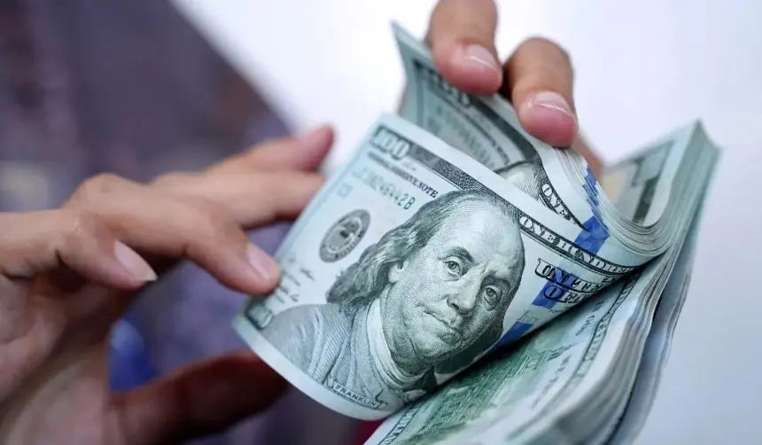 Dólar oficial vuelve a superar los Bs 12 y este martes el BCB hará anuncios sobre la política monetaria y cambiaria