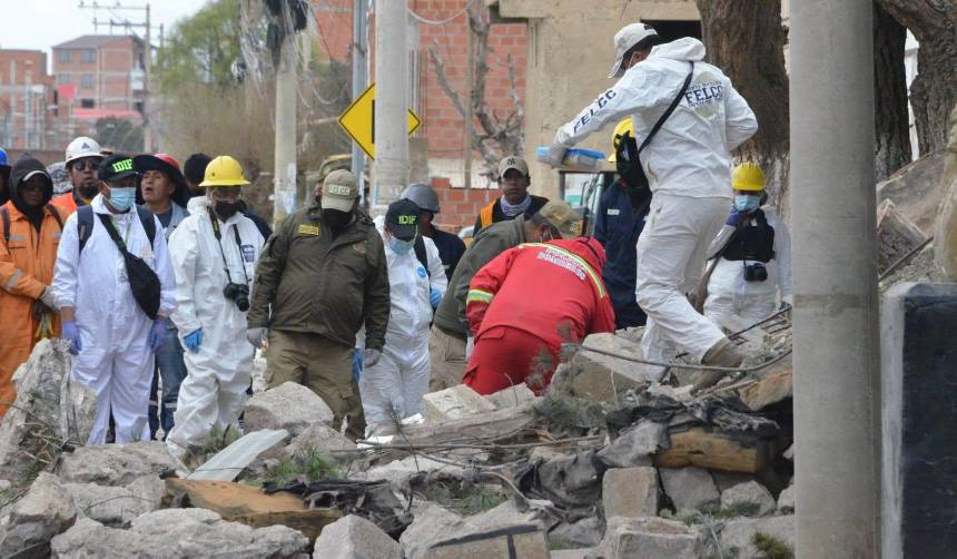 Viacha: Rescatan el cuerpo de un sargento entre los escombros y suben a siete los fallecidos