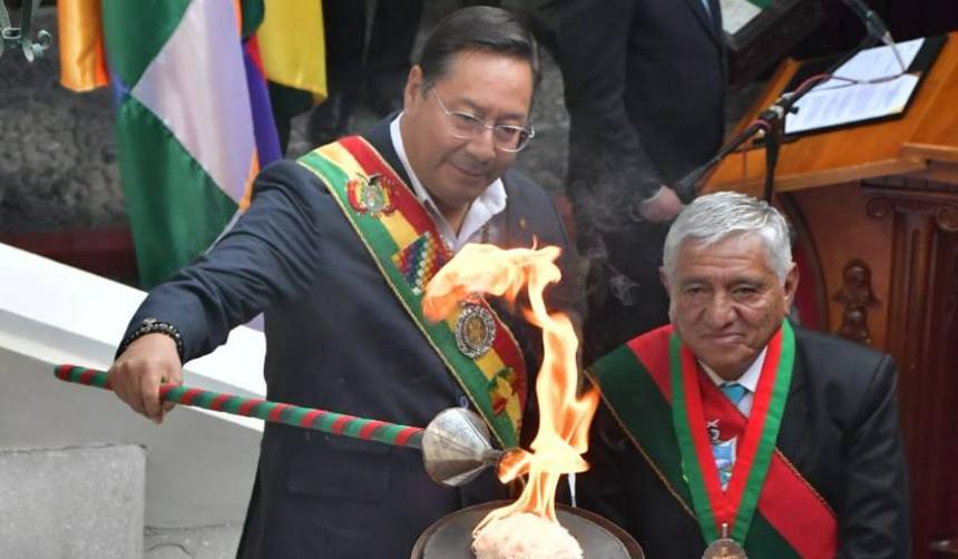El encendido de la Tea de la Libertad y la lectura de la Proclama de la Junta Tuitiva marcan el inicio al desfile por La Paz