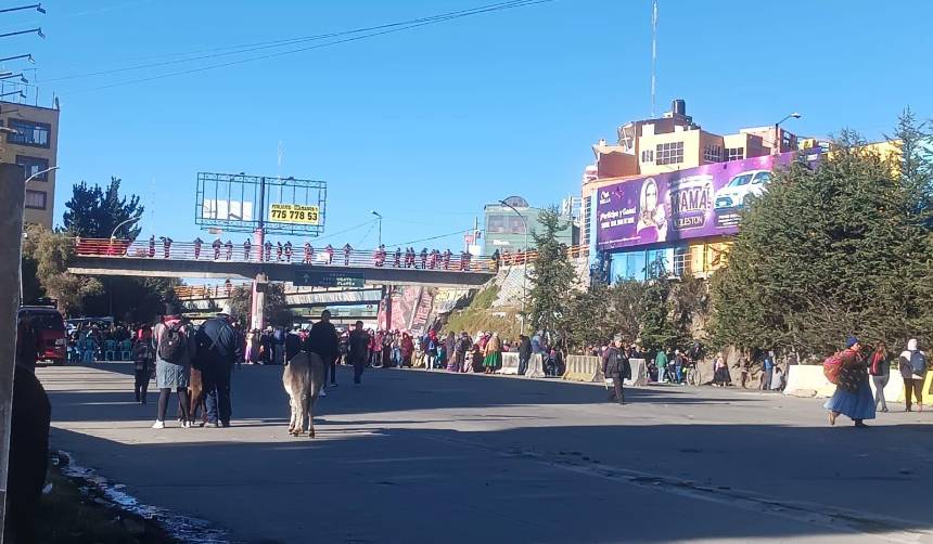 Bloqueos en El Alto interrumpen el paso en la autopista