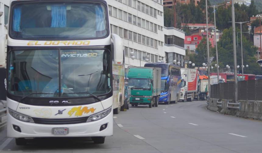 Buscan diésel: Las filas de vehículos se incrementan en surtidores del eje central del país