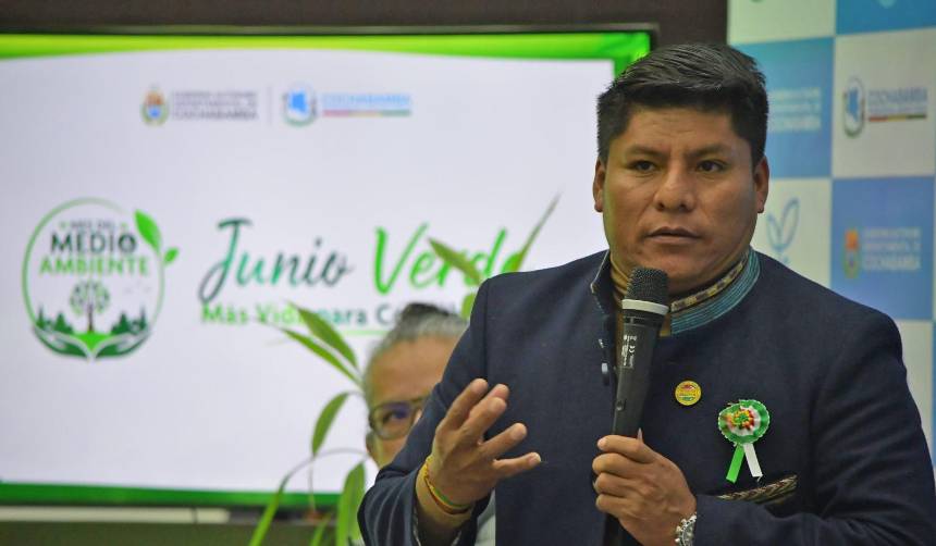 “Desbloquee, señor gobernador”: Increpan a Leonardo Loza en medio de un acto