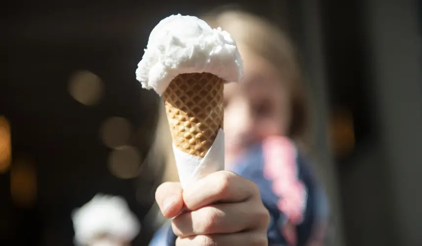La tentación fue demasiado: niña le da un mordisco al helado de un extraño