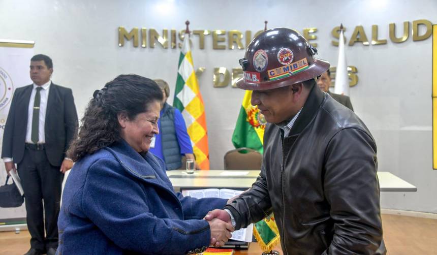 El sindicalista minero Whodin Caracila es posesionado como presidente del directorio de la CNS 