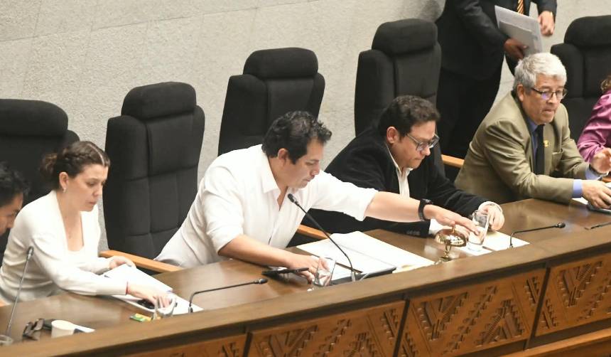 Diputados instalan sesión para elegir directiva; Roberto Castro recibió respaldo de legisladores del PDC