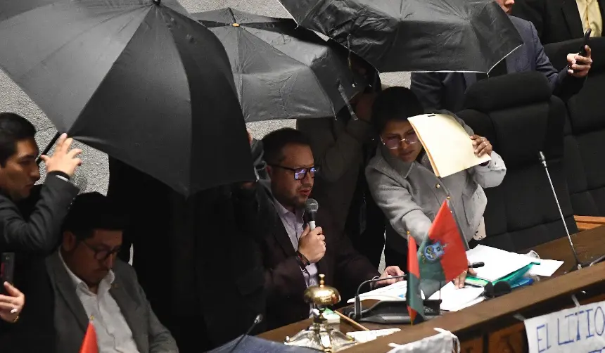 Diputados gritan y arrojan agua al ministro de Hidrocarburos, en la reinstalación de la sesión para tratar contratos de litio 