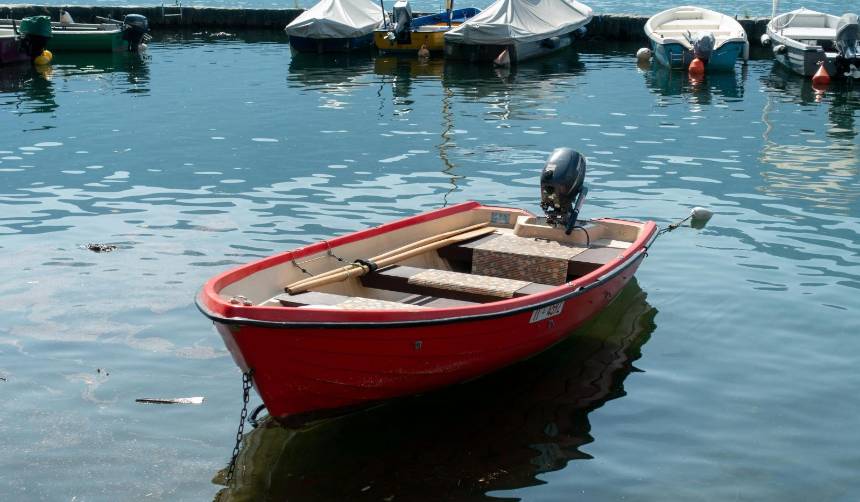 ¡Chapuzón inesperado! Broma en un paseo en bote termina entre risas y agua fría