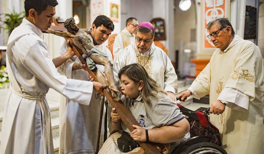 Bolivia se viste de fe: Fieles se preparan para el Jueves Santo con reflexión y penitencia 