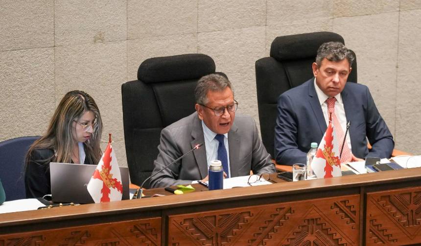 Ministro de Gobierno evade la censura por el caso maletas en la sesión de interpelación en la Asamblea Legislativa