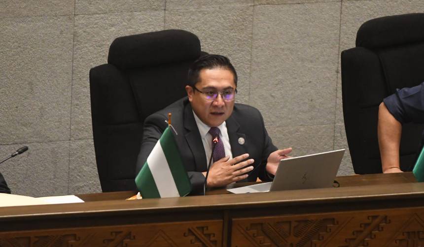 Ministro de Economía expone los alcances del crédito del FMI ante el pleno de Diputados 
