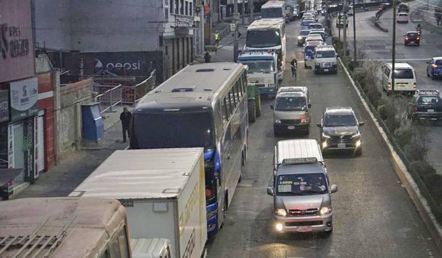Falta de diésel paraliza el transporte y golpea al agro; hay críticas al Gobierno
