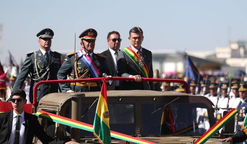 Presidente Paz es abucheado y silbado al ingresar a la Parada Militar