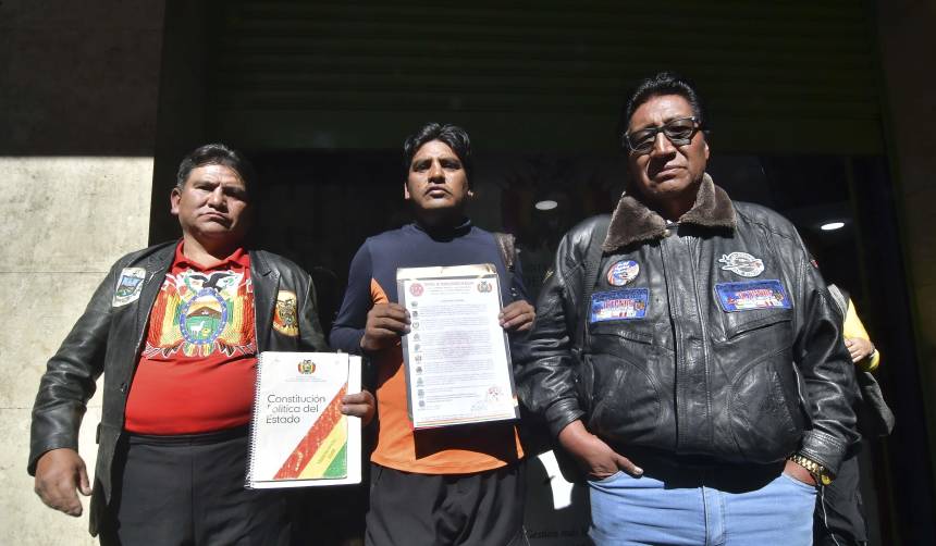 Dirigentes del transporte pesado y gremiales anuncian denuncia penal contra la COB y campesinos por bloqueos