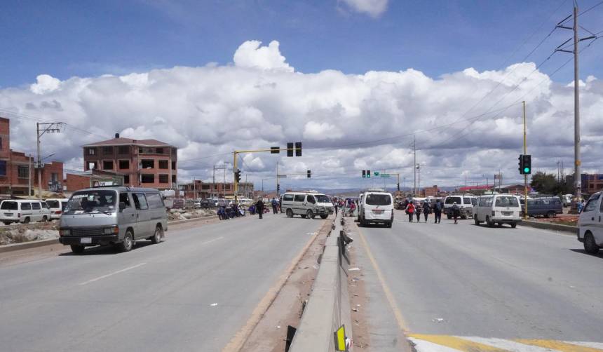 Transportistas de Viacha se suman a bloqueos en la carretera hacia El Alto por problemas con la gasolina