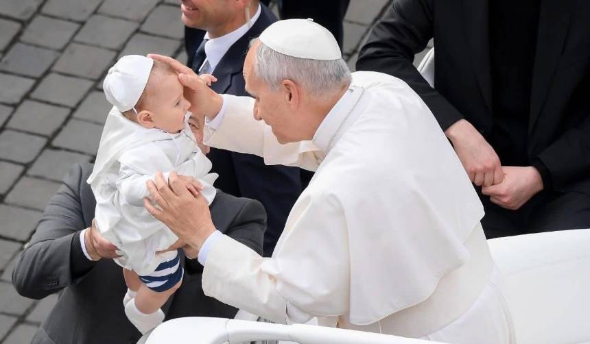 El Papa conmueve con un tierno gesto: bendice a un bebé vestido de “mini pontífice”