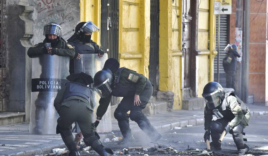 Trasladan a Argentina a policía que fue golpeado en el teleférico durante enfrentamientos en La Paz