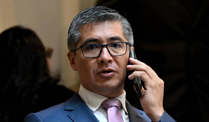 Denuncia contra Espinoza: Senador del PDC pide que “dé un paso al costado” y senadora de Libre exige al Gobierno asumir decisiones
