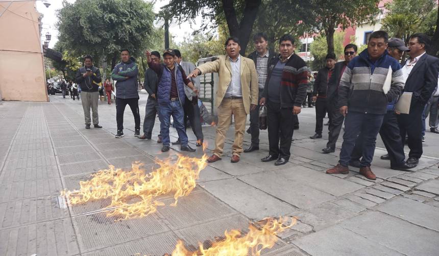 Choferes de La Paz anuncian movilizaciones desde el lunes por daños en motores atribuidos a la calidad del combustible