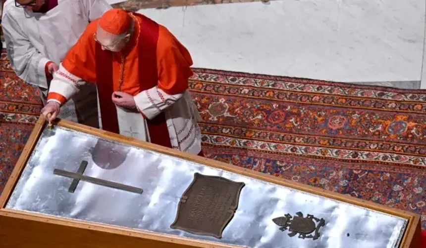 Esto dice la inscripción en el interior del ataúd del papa Francisco