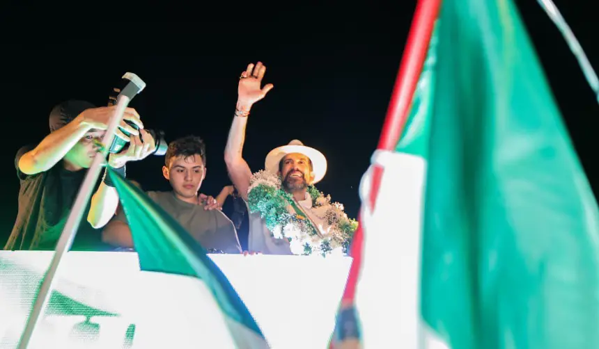 Hay expectativa en la plaza 24 de Septiembre por el arribo de Luis Fernando Camacho