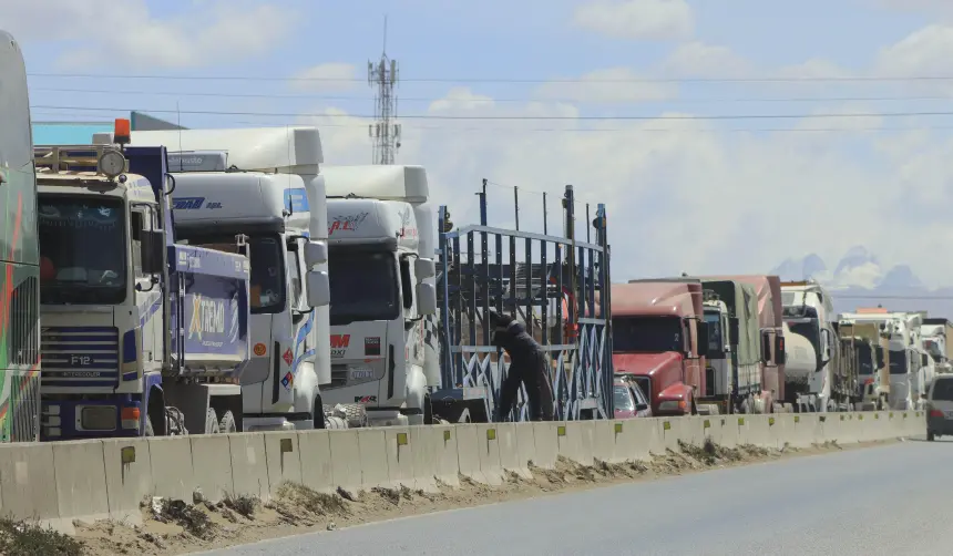Confederación de Choferes exige al Gobierno garantizar combustible “mínimamente hasta diciembre”