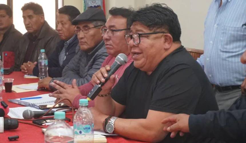 Choferes de La Paz definirán el lunes si acuden al diálogo con el Gobierno y advierten que sus demandas no fueron atendidas 