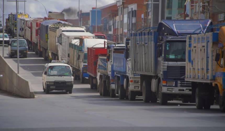 A casi dos semanas del final de los bloqueos, persisten las filas por diésel en algunas estaciones de servicio de La Paz y El Alto