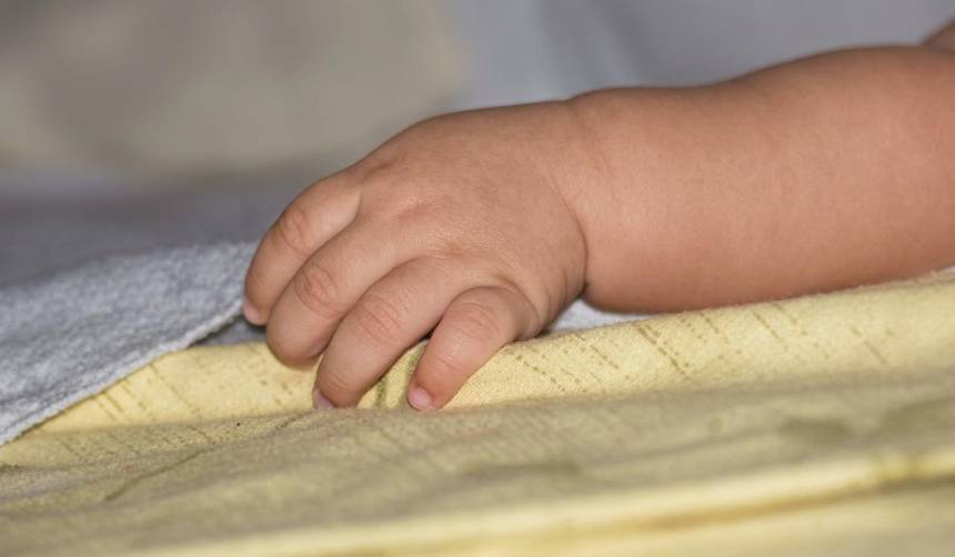 Hallan sin vida y enterrada debajo de unas gradas a una bebé de siete meses en La Paz; la madre fue aprehendida