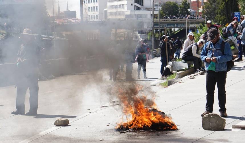 Suben a 29 los puntos de bloqueo en cinco departamentos en vísperas del reinicio del diálogo Gobierno - COB