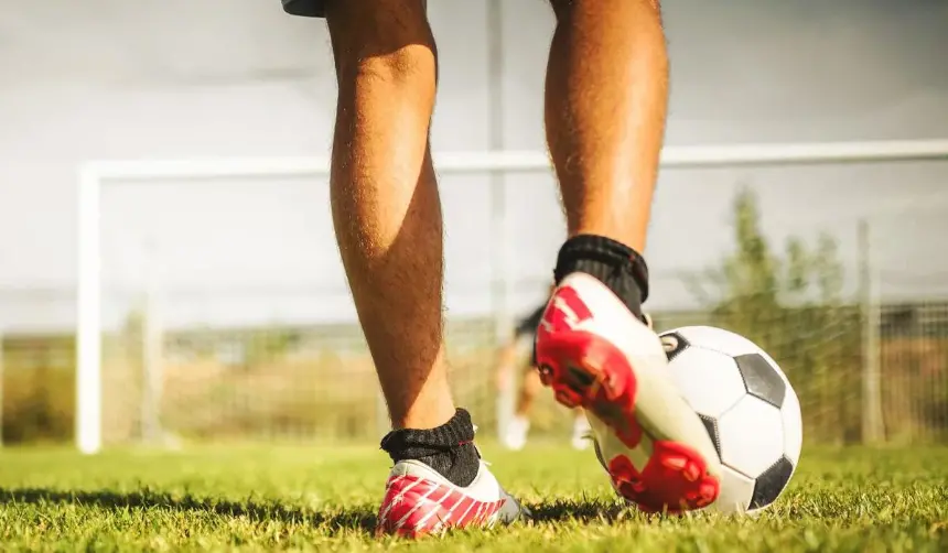 Joven futbolista fue a operarse de la rodilla y salió sin vida del quirófano