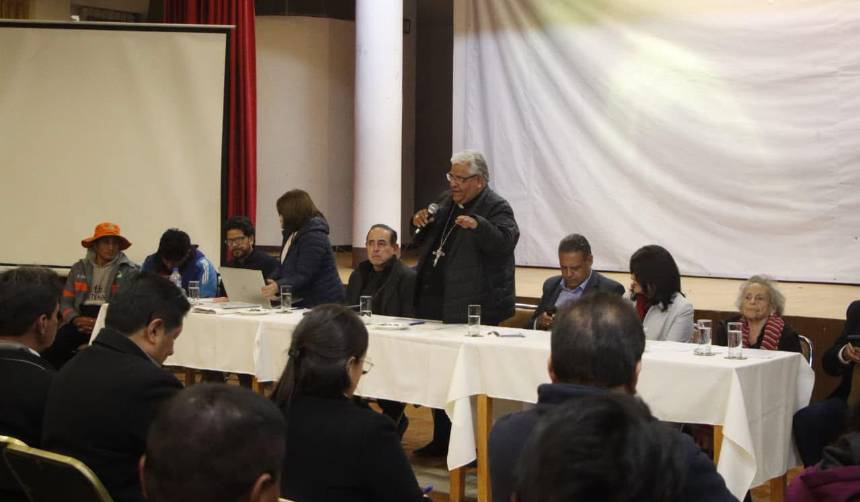 Basura en La Paz: Autoridades y trabajadores de aseo instalan mesa de diálogo con mediación de la Iglesia
