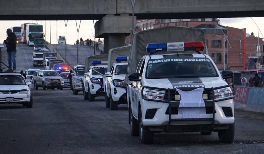 Policía y militares logran paso de camiones y cisternas en Achica Arriba en la ruta La Paz–Oruro