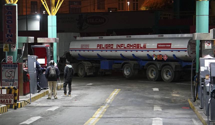 Cisternas parten de la planta de Senkata a La Paz tras liberar la ruta que estaba bloqueada