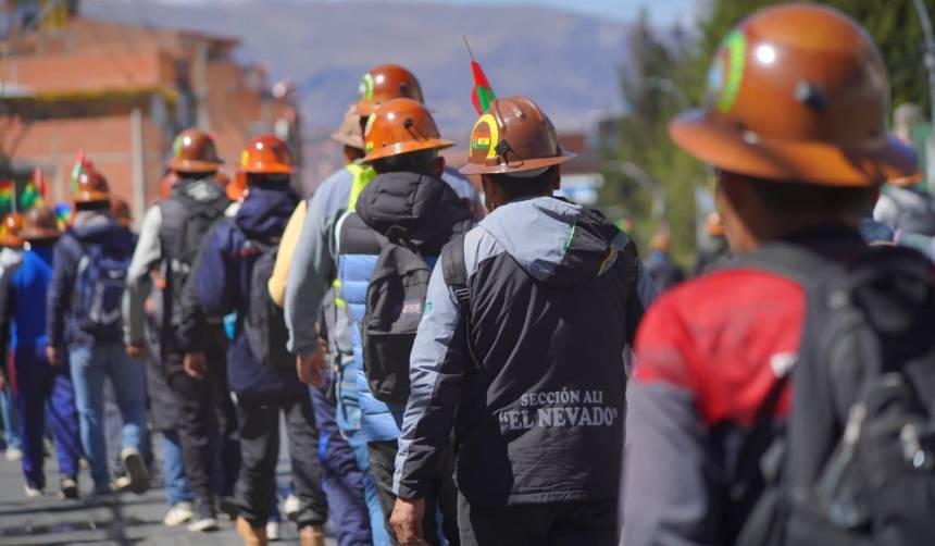 La Paz: Cooperativistas mineros llegan en marcha hasta la plaza San Francisco y señalan que “nada tienen que ver con la COB”