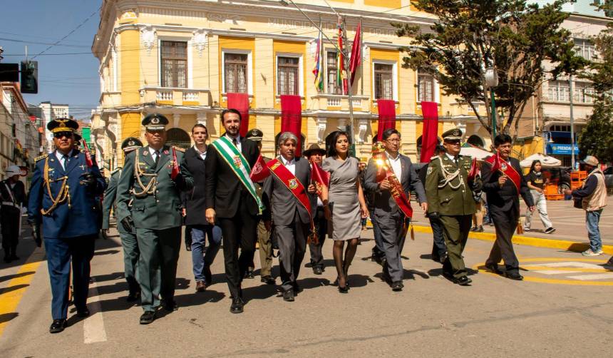 Oruro celebra 200 años de historia, cultura y orgullo de su gente; el gobernador cruceño estuvo como invitado