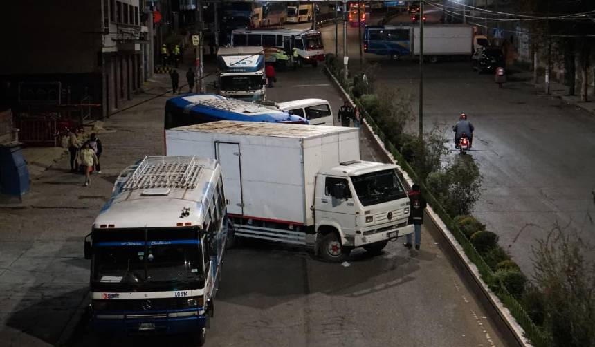 “No sabemos a que hora llegará la cisterna”: Filas y bloqueos por diésel se registran este viernes en La Paz 