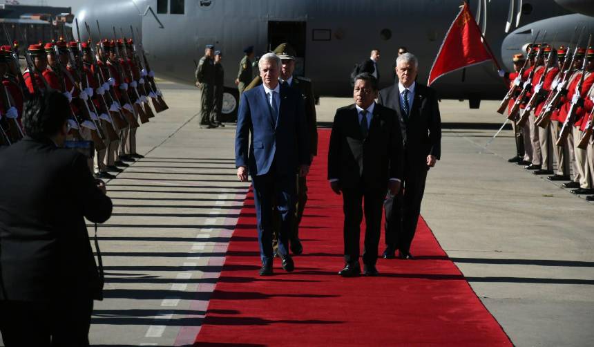 José Antonio Kast llega al aeropuerto de El Alto y es recibido con honores militares