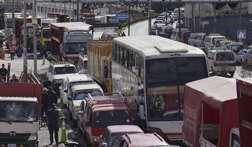 Tras permanecer más de un mes bloqueado en una carretera, chofer llegó a hacer fila por combustible