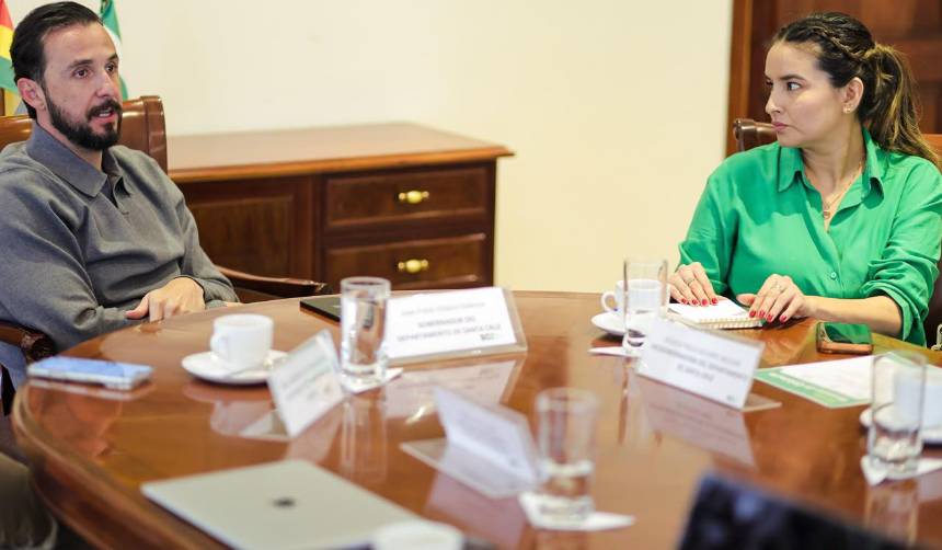 Protesta de salubristas: Velasco respalda a Paola Aguirre y aclara que la Ley derivó el pago del bono al Gobierno central