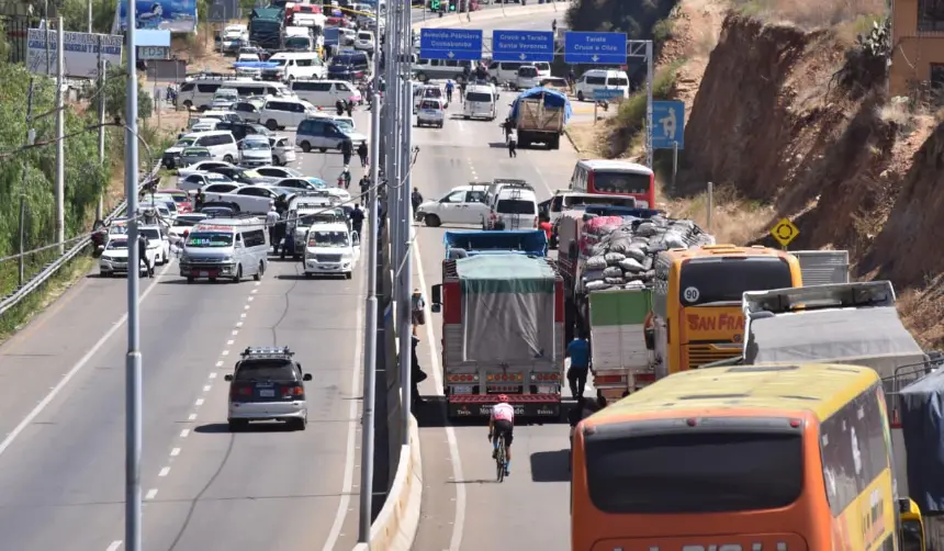 Falta de combustibles genera molestia, bloqueos esporádicos y caos en el tráfico