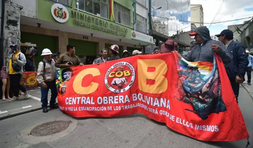 Gobierno instala mesas técnicas sobre el DS 5503; la COB no dialoga, vuelve a marchar en La Paz y mantiene orden de bloqueo