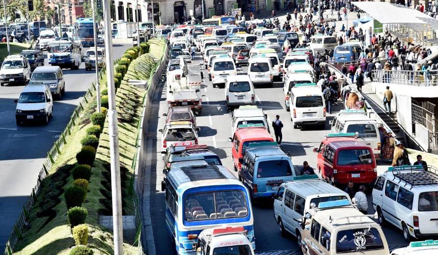 Gobierno y choferes de La Paz acuerdan “crédito productivo” de hasta Bs 200.000 con tasa del 12%, según dirigente 