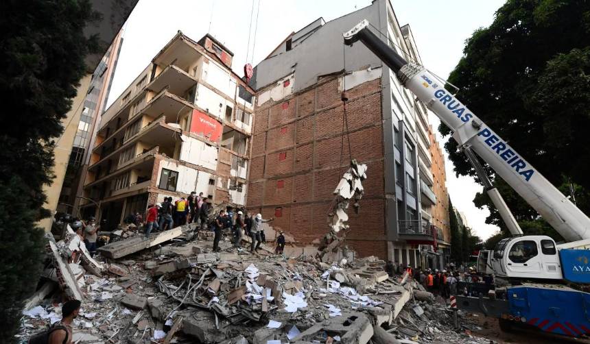 Al menos 132 muertos y 570 heridos deja el terremoto de magnitud 7,4 en Colombia