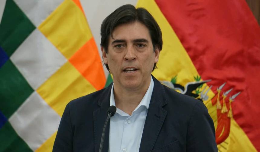Ministro Zamora califica de “chacota” y “ciencia ficción” el audio que lo vincula a un supuesto operativo para capturar a Evo